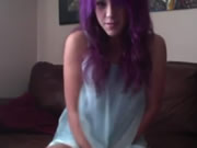紫色頭髮女孩手淫
